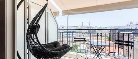 Doppelzimmer, Stadtblick | Speisen im Freien