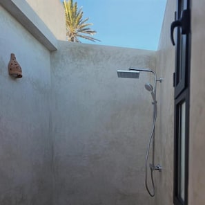 Comfort Double Room, Patio, Pool View | Bilik Mandi