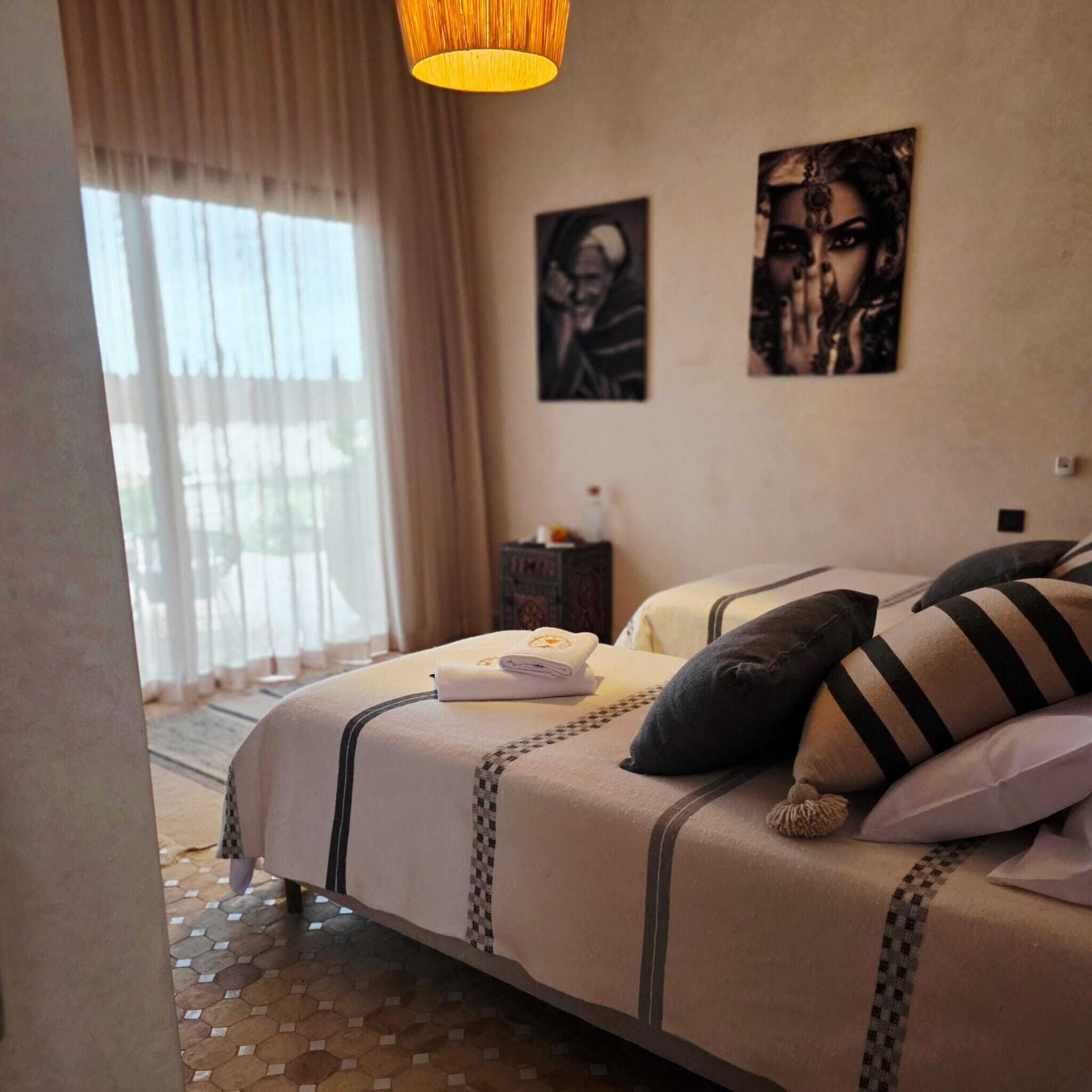 Chambre Double Confort, patio, vue piscine | Chambres insonorisées, fer et planche à repasser, Wi-Fi gratuit