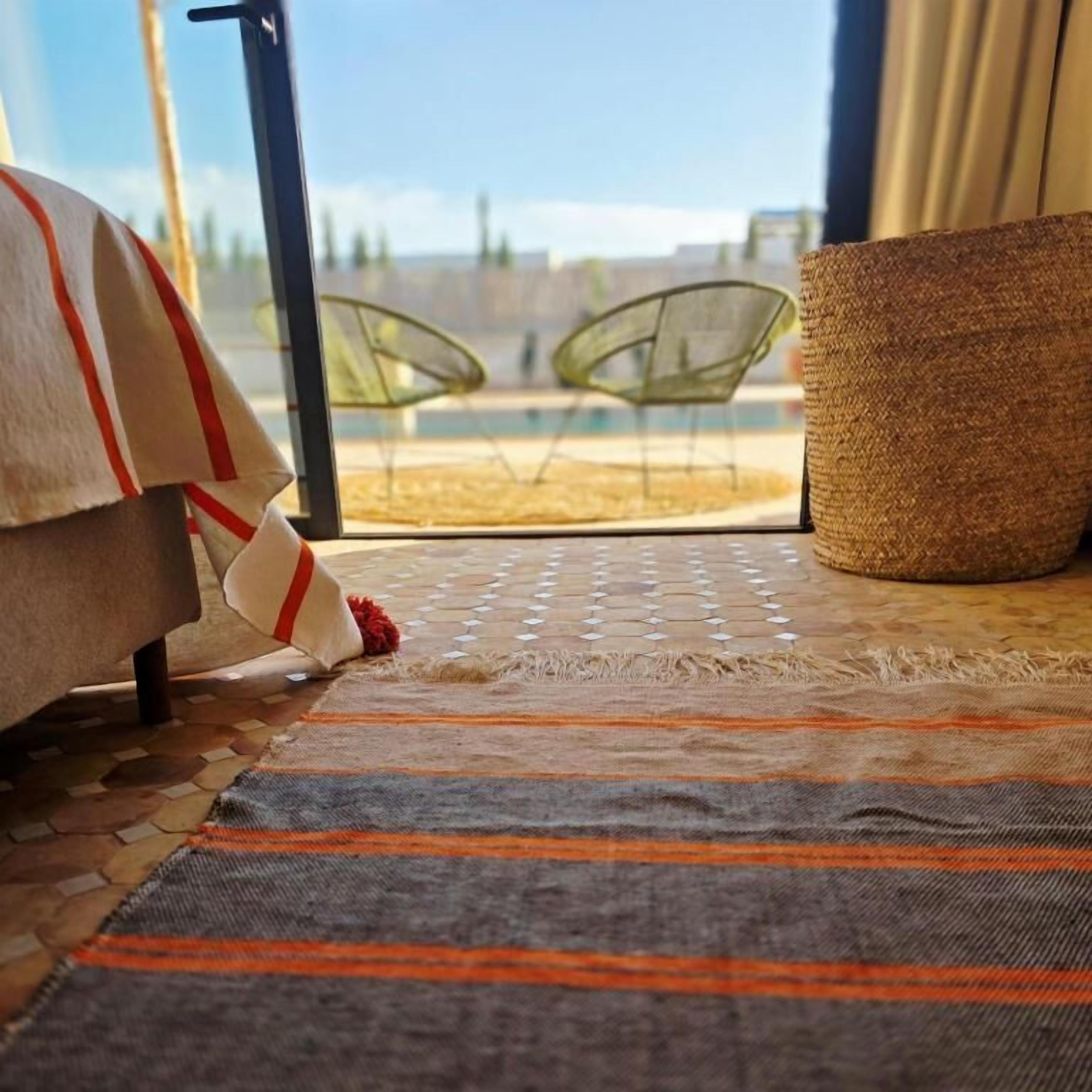 Chambre Confort, patio, vue piscine | Intérieur