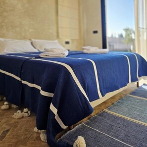 Comfort-Zimmer, Terrasse, Poolblick | Schallisolierte Zimmer, Bügeleisen/Bügelbrett, kostenloses WLAN