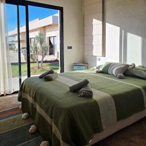 Comfort-Doppelzimmer, Terrasse, Poolblick | Schallisolierte Zimmer, Bügeleisen/Bügelbrett, kostenloses WLAN