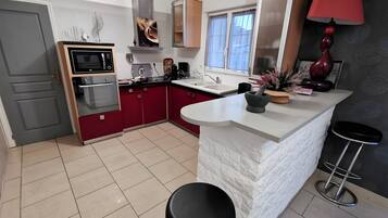 Refrigerador, microondas, horno, placa de cocina