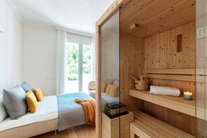 A room with a bed, a sauna, and a window with a view of greenery. - Suite Prestige - by MyHomeInComo (Como)