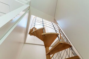 A spiral staircase with wooden steps and metal railings. - Suite Prestige - by MyHomeInComo (Como)