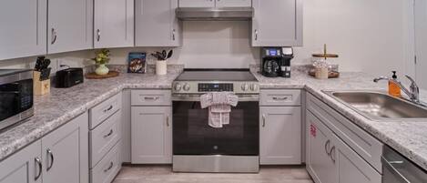 Condo, varias camas (The Ruby 114) | Cocina privada