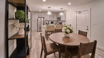 Condo, 1 Queen Bed with Sofa bed (The Ruby 201) | Dining