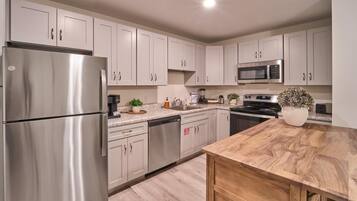 Condo, 1 cama Queen e sofá-cama (The Ruby 202) | Cozinha privada