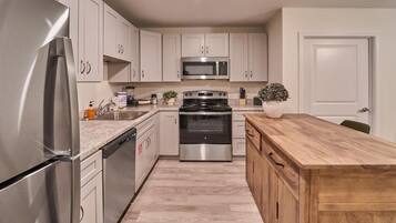 Condo, 1 Queen Bed with Sofa bed (The Ruby 202) | Private kitchen