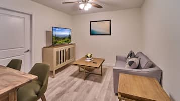 Condo, 1 cama Queen e sofá-cama (The Ruby 202) | Área de estar
