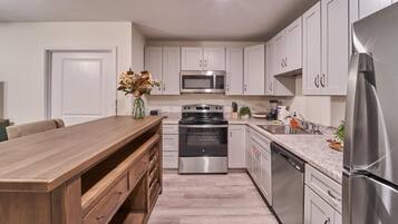 Condo, 1 Queen Bed with Sofa bed (The Ruby 203) | Private kitchen
