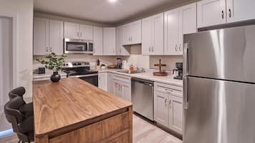 Condo, 1 Queen Bed with Sofa bed (The Ruby 204) | Private kitchen