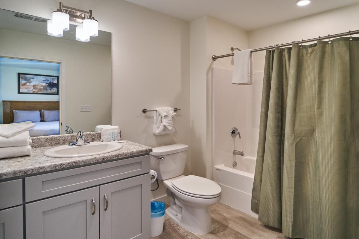 Appart'hôtel, 1 grand lit et 1 canapé-lit (The Ruby 205) | Salle de bain