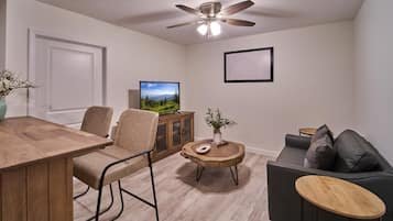 Condo, 1 Queen Bed with Sofa bed (The Ruby 205) | Living area