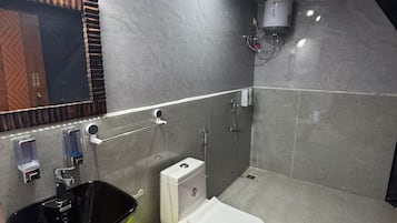 Ducha, artículos de tocador gratuitos, pantuflas, toallas