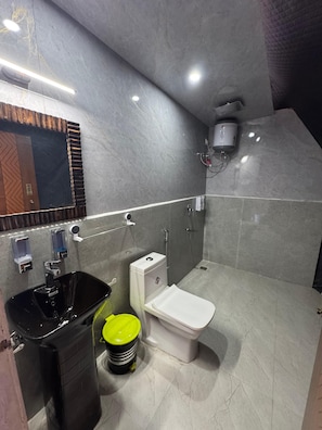 Luxury Room | Bathroom | Shower, free toiletries, towels, soap - D'RESORT   (Mussoorie)
