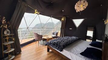 Luxury Room | Desk, laptop workspace, free WiFi
