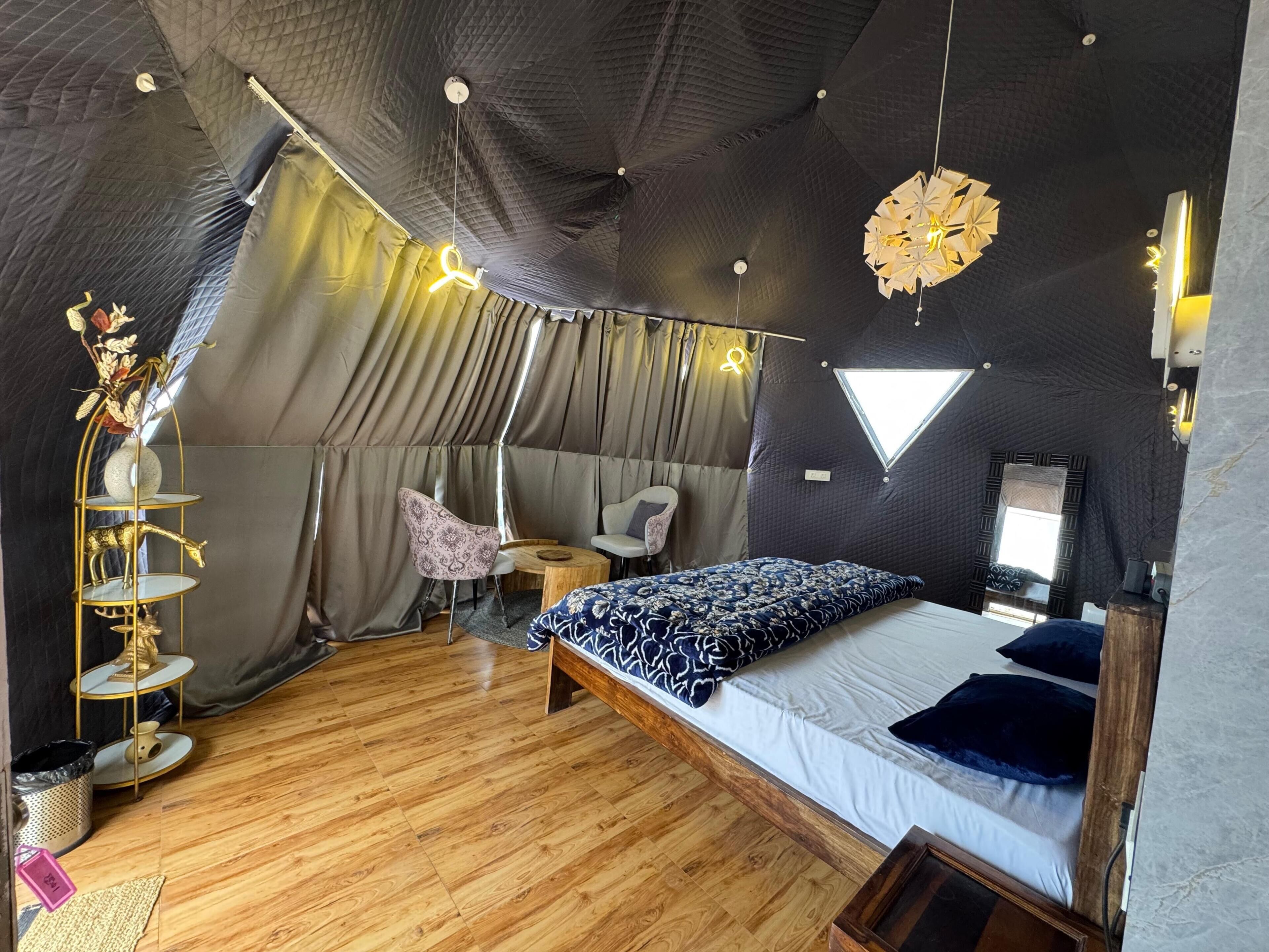 Luxury Room | Desk, laptop workspace, free WiFi