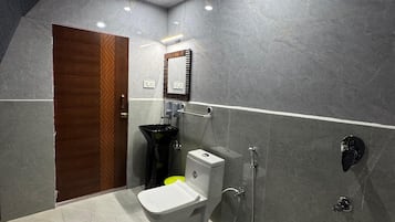 Quarto superluxo | Banheiro | Chuveiro, produtos de toalete grátis, chinelos, toalhas de banho