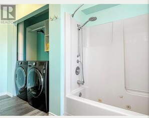 Bathroom - Valley Rental. (Osoyoos)