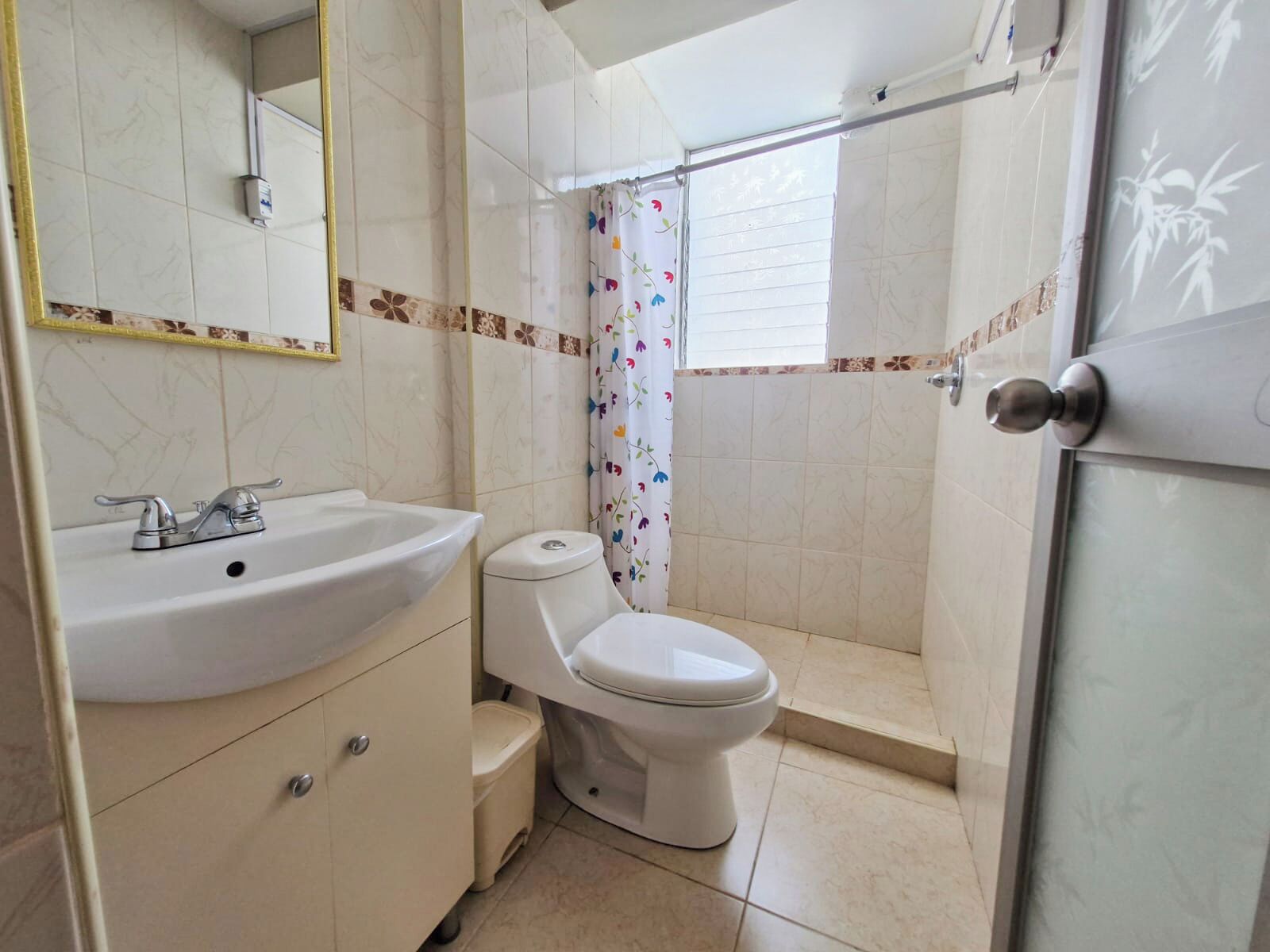 Ducha, secador de pelo, toallas, jabón