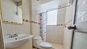 Een badkamer met een wastafel, toilet en douche.