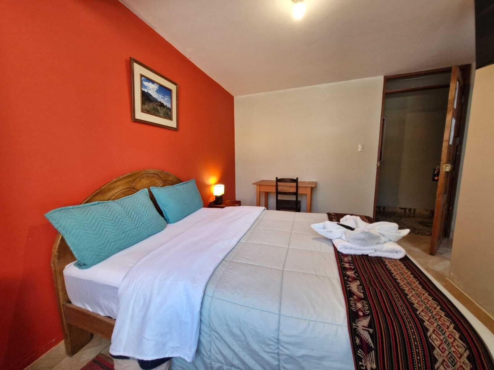 Escritorio, tabla de planchar con plancha, wifi gratis y ropa de cama 