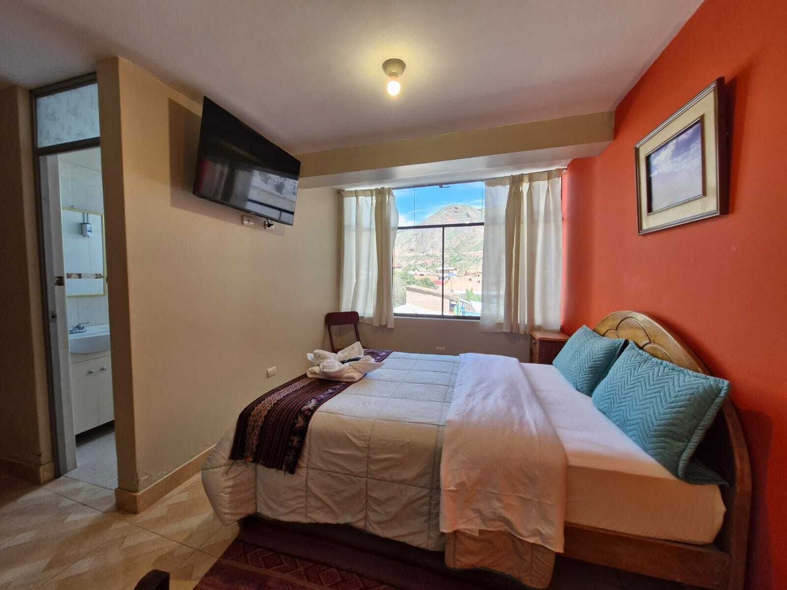 Escritorio, tabla de planchar con plancha, wifi gratis y ropa de cama 