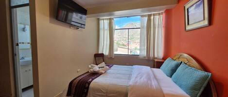 Escritorio, tabla de planchar con plancha, wifi gratis y ropa de cama