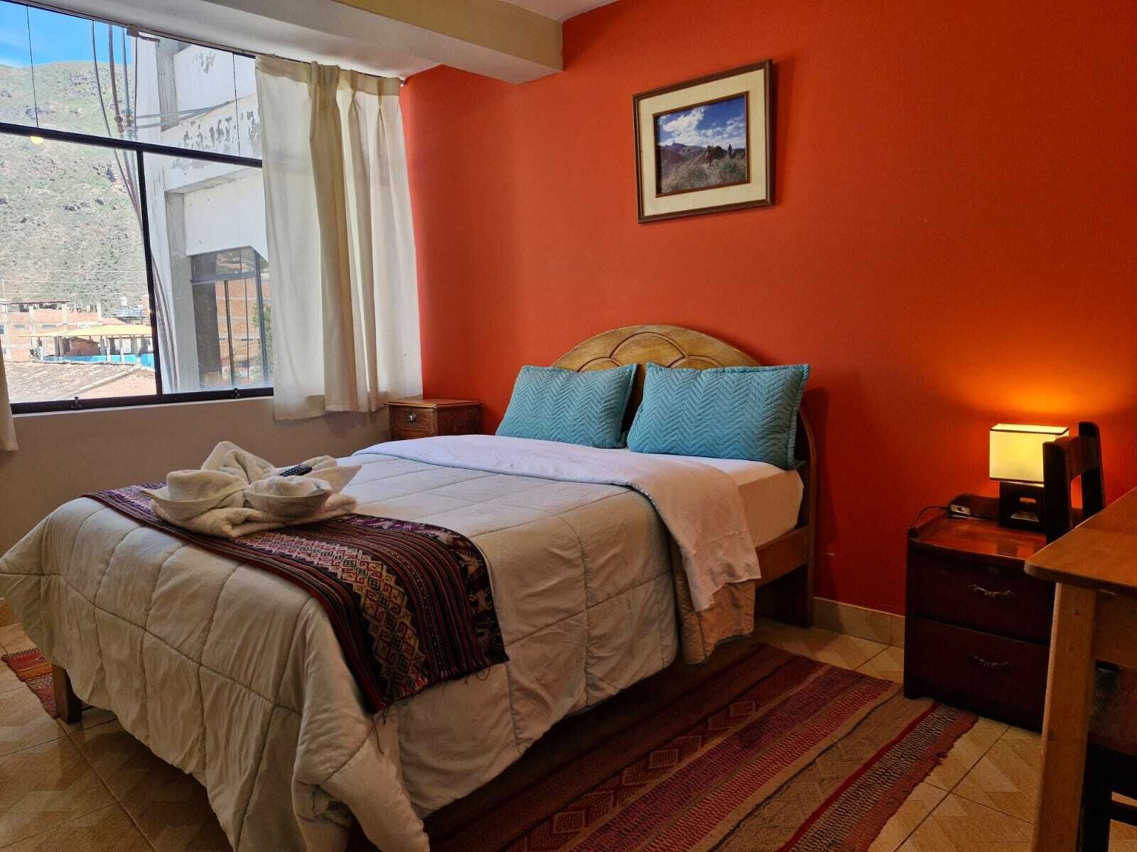 Escritorio, tabla de planchar con plancha, wifi gratis y ropa de cama 