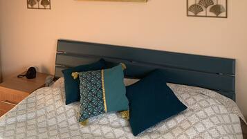 Iron/ironing board, WiFi, bed sheets