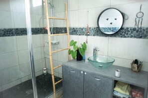Doccia, asciugacapelli, asciugamani, sapone