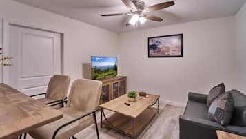 Condo, 1 cama Queen e sofá-cama (The Ruby 209) | Área de estar