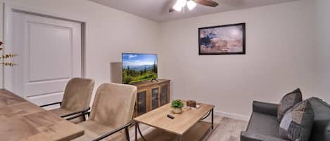 Condo, 1 cama Queen size y sofá cama (The Ruby 209) | Área de sala de estar