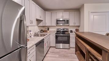 Condo, 1 Queen Bed with Sofa bed (The Ruby 210) | Private kitchen