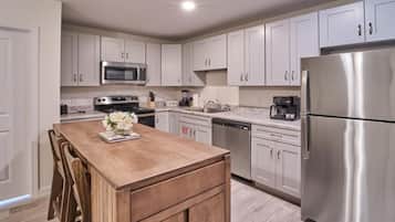Condo, 1 Queen Bed with Sofa bed (The Ruby 212) | Private kitchen