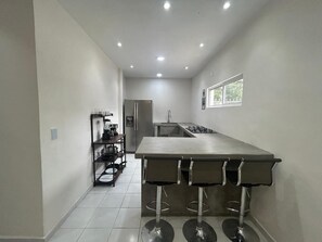Private kitchen - Full House Steps from BBVA Stadium (Guadalupe)