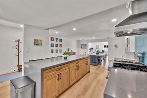 Ferienhaus, Mehrere Betten, Poolzugang, Poolblick (Sunview 2 - Desert Daydream) | Innenbereich