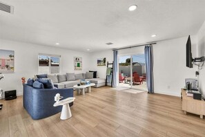 Ferienhaus, Mehrere Betten, Poolzugang, Poolblick (Sunview 2 - Desert Daydream) | Wohnbereich