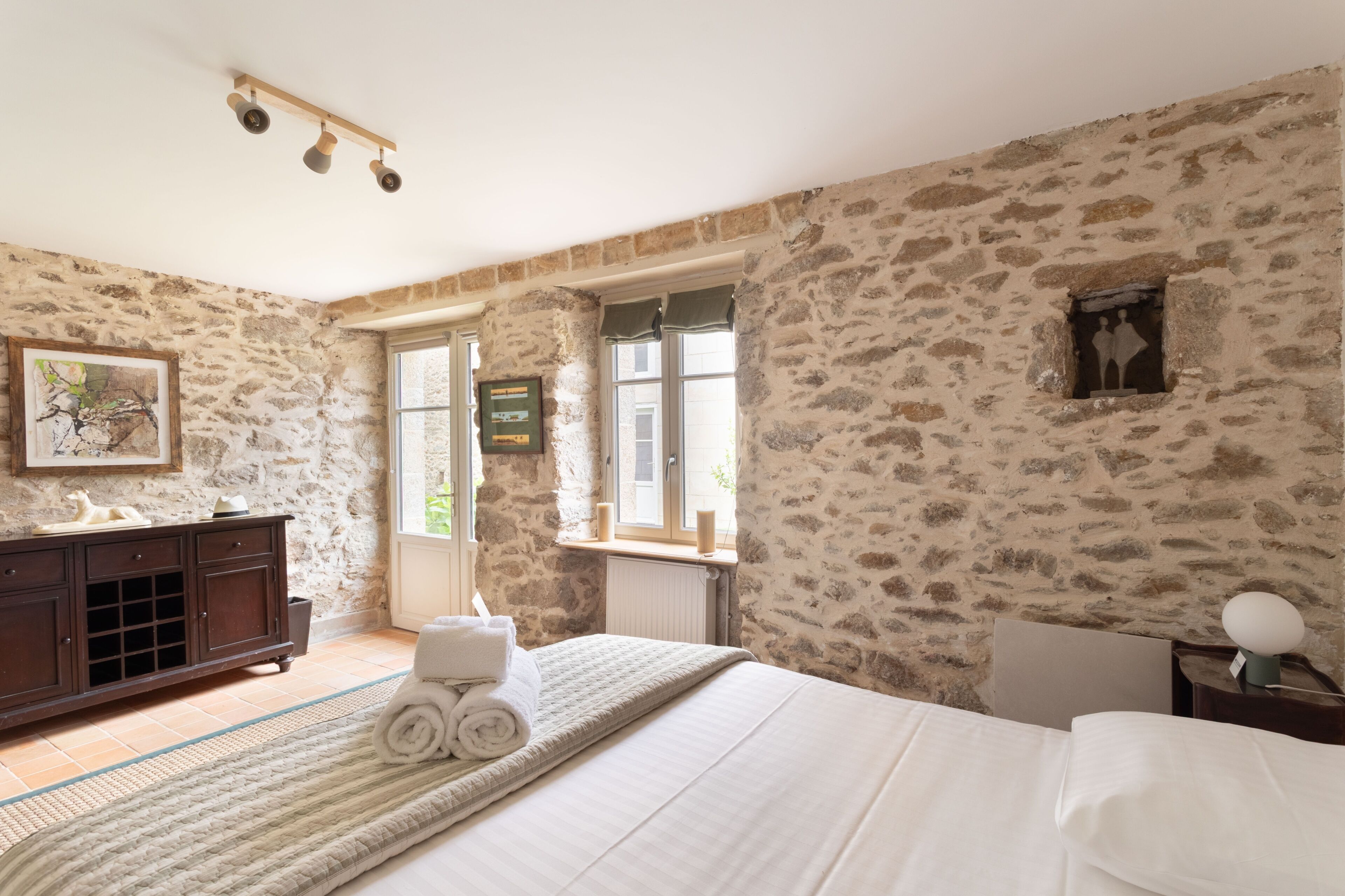 Iron/ironing board, free WiFi, bed sheets