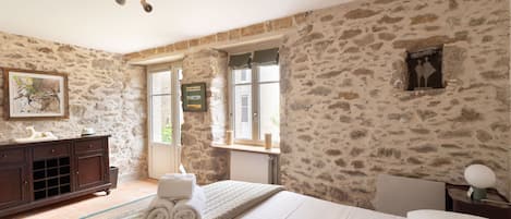 5 bedrooms, iron/ironing board, free WiFi, bed sheets