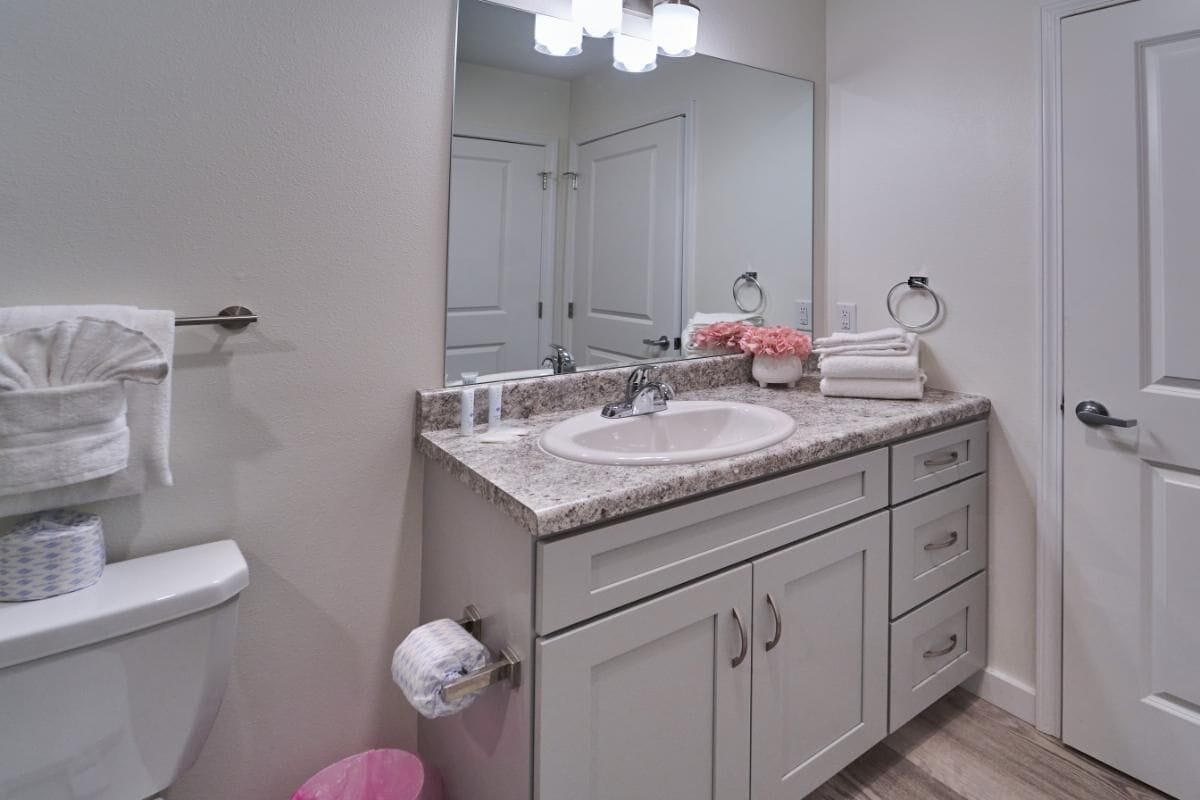 Appart'hôtel, 1 grand lit et 1 canapé-lit (The Ruby 303) | Salle de bain