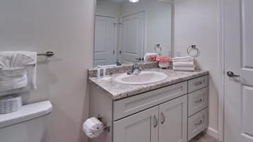 Appart'hôtel, 1 grand lit et 1 canapé-lit (The Ruby 303) | Salle de bain