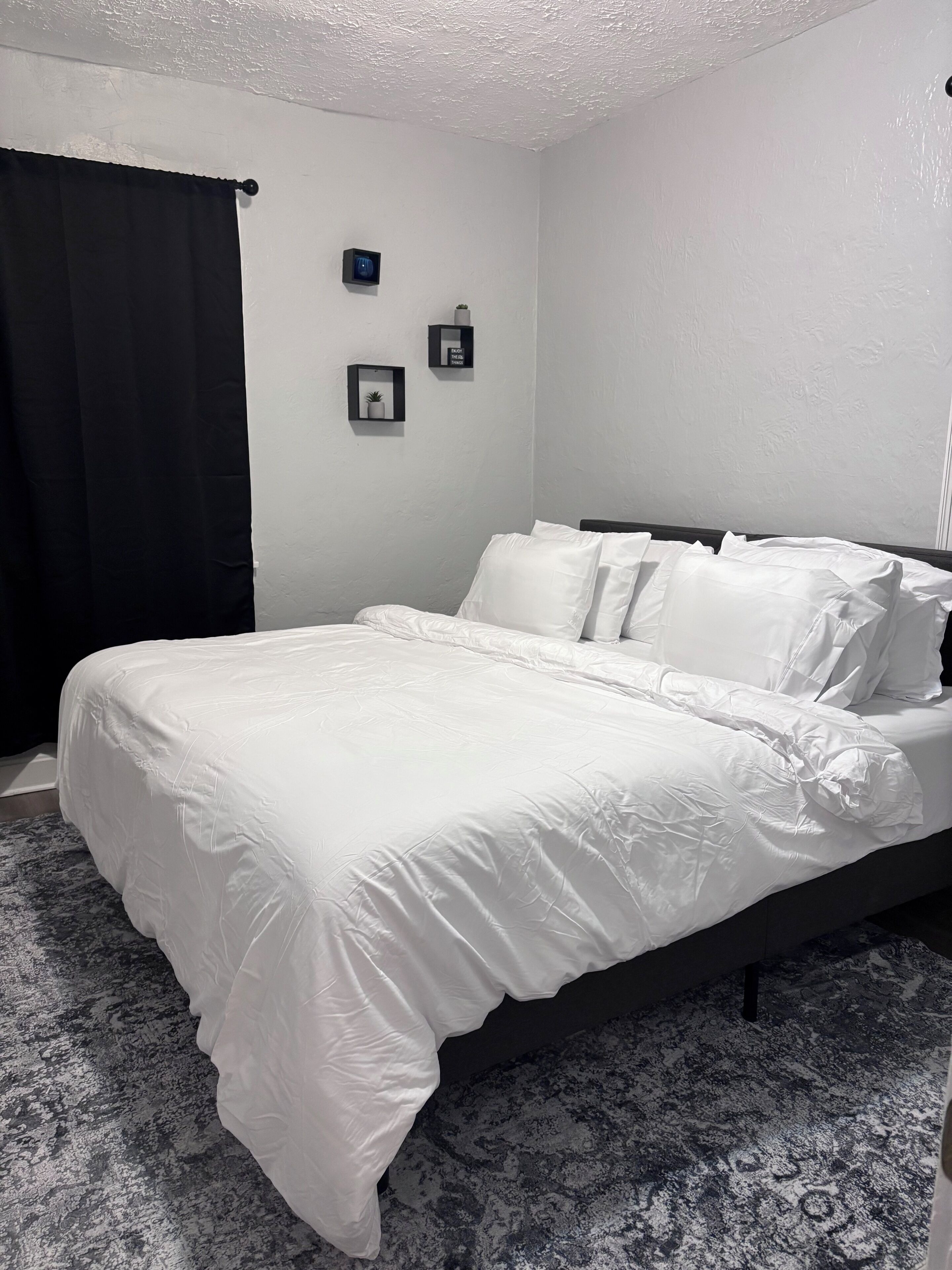 2 室のベッドルーム、WiFi、ベッドシーツ. Modern Top Level Escape - Stylish, Clean and Central