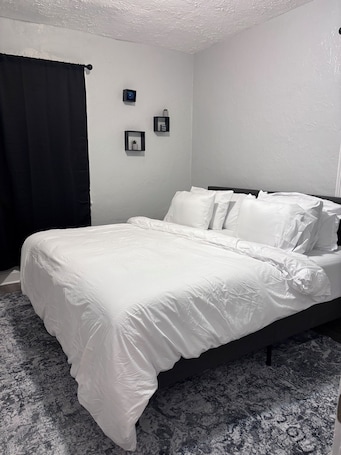 2 bedrooms, WiFi, bed sheets. Modern Top Level Escape - Stylish, Clean and Central