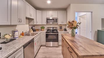 Condo, 1 cama Queen e sofá-cama (The Ruby 305) | Cozinha privada