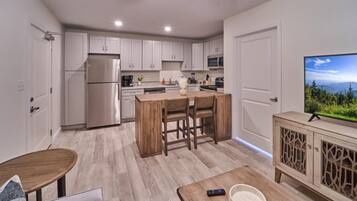 Condo, 1 Queen Bed with Sofa bed (The Ruby 306) | Private kitchen