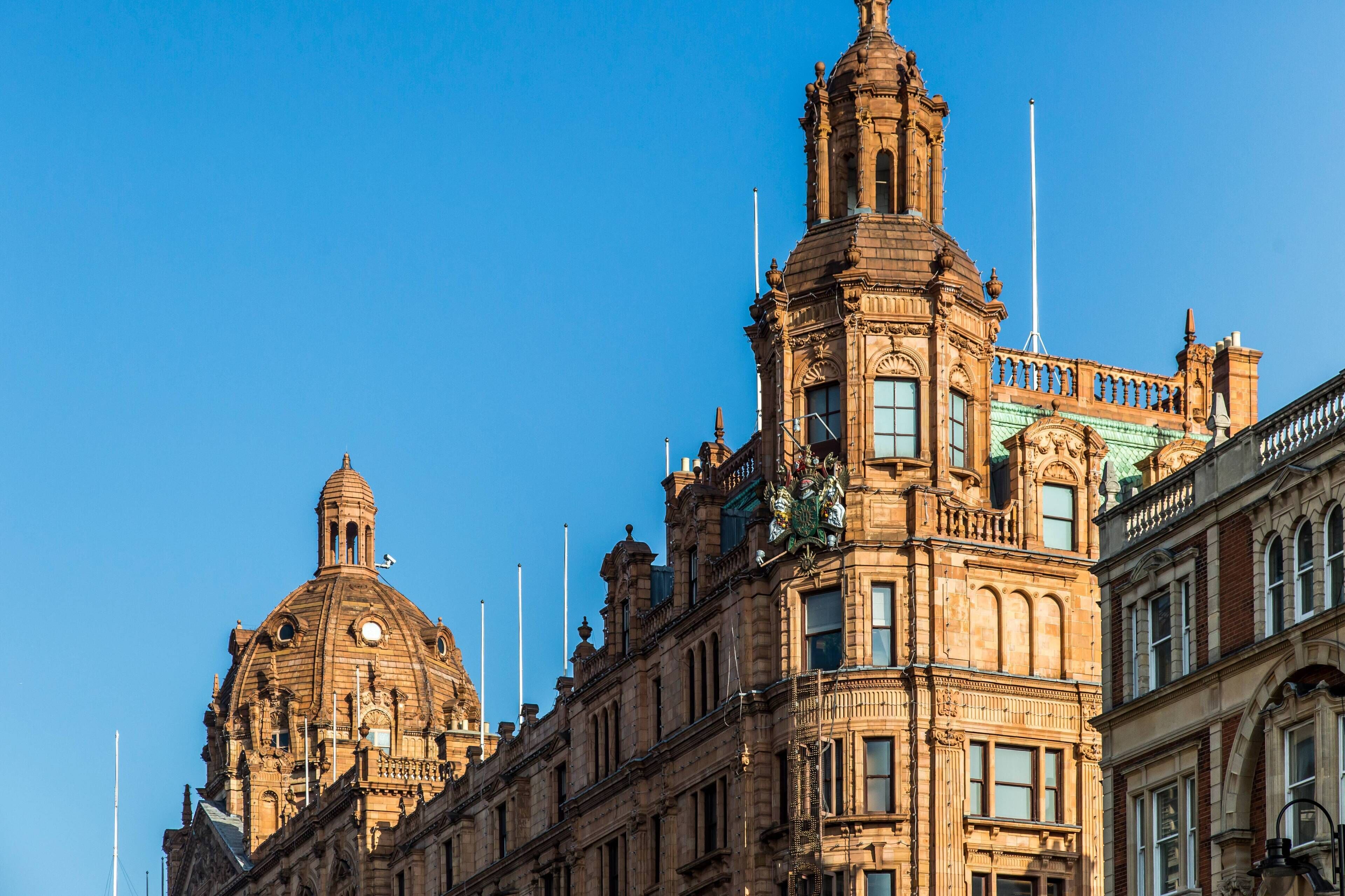 Um edifício histórico com arquitetura ornamentada, incluindo uma cúpula imponente e fachada detalhada.