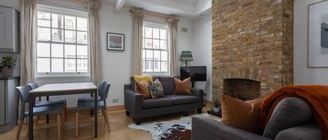 TV, fireplace
