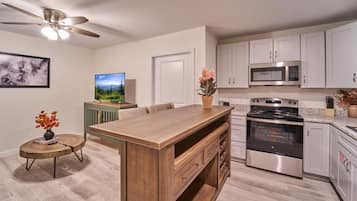 Condo, 1 cama Queen e sofá-cama (The Ruby 312) | Cozinha privada